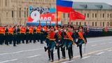 Um Punkt zehn Uhr Ortszeit beginnt die große Militärparade in Moskau. Fahnenträger marschieren im Stechschritt über den Roten Platz. Neben der russischen Flagge tragen sie auch eine sowjetische Divisionsfahne. Vor 72 Jahren hissten zwei Soldaten der Roten Armee eine solche Fahne über dem deutschen Reichstag. Seitdem gilt sie als Symbol des Sieges.