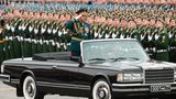 Der russische Verteidigungsminister und Armeegeneral Sergej Schoigu nimmt die Parade ab.