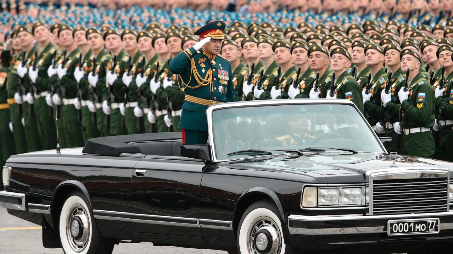 Der russische Verteidigungsminister und Armeegeneral Sergej Schoigu nimmt die Parade ab.