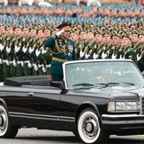 Der russische Verteidigungsminister und Armeegeneral Sergej Schoigu nimmt die Parade ab.