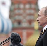 Um kurz nach 10 Uhr betritt Wladimir Putin die Bühne. Er beglückwünscht die Veteranen zum Sieg im Zweiten Weltkrieg, der in Russland als der Große Vaterländische Krieg in die Geschichte eingegangen ist, und erinnert an die gewaltigen Opfer.