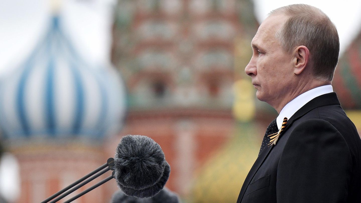Um kurz nach 10 Uhr betritt Wladimir Putin die Bühne. Er beglückwünscht die Veteranen zum Sieg im Zweiten Weltkrieg, der in Russland als der Große Vaterländische Krieg in die Geschichte eingegangen ist, und erinnert an die gewaltigen Opfer.