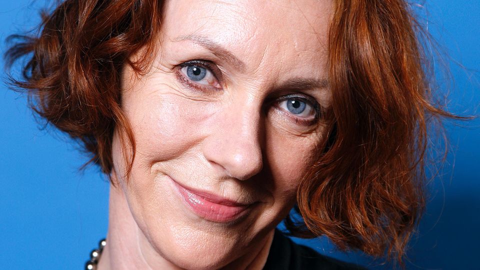Frankreich sagt "Ja" zu Europa: Ulrike Guérot lehrt Europapolitik und Demokratieforschung an der Universität Krems in Österreich. Davor arbeitete sie unter anderem für die Europäische Kommission und die CDU-Bundestagsfraktion. In ihrem Buch "Der neue Bürgerkrieg" attestiert sie die EU eine tiefgreifende Krise, die aber notwendig sei, um schließlich zu einer demokratischen Union zu kommen. Ulrike Guérot lehrt Europapolitik und Demokratieforschung an der Universität Krems in Österreich. Davor arbeitete sie unter anderem für die Europäische Kommission und die CDU-Bundestagsfraktion. In ihrem Buch "Der neue Bürgerkrieg" attestiert sie die EU eine tiefgreifende Krise, die aber notwendig sei, um schließlich zu einer demokratischen Union zu kommen.