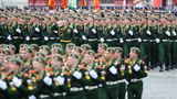 Nach einer Schweigeminute zum Gedenken an die Opfer des Krieges beginnt das große Schaulaufen. Soldaten verschiedenster Abteilungen der russischen Armee marschieren in strengen Formationen über den Roten Platz. 