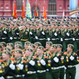 Nach einer Schweigeminute zum Gedenken an die Opfer des Krieges beginnt das große Schaulaufen. Soldaten verschiedenster Abteilungen der russischen Armee marschieren in strengen Formationen über den Roten Platz. 