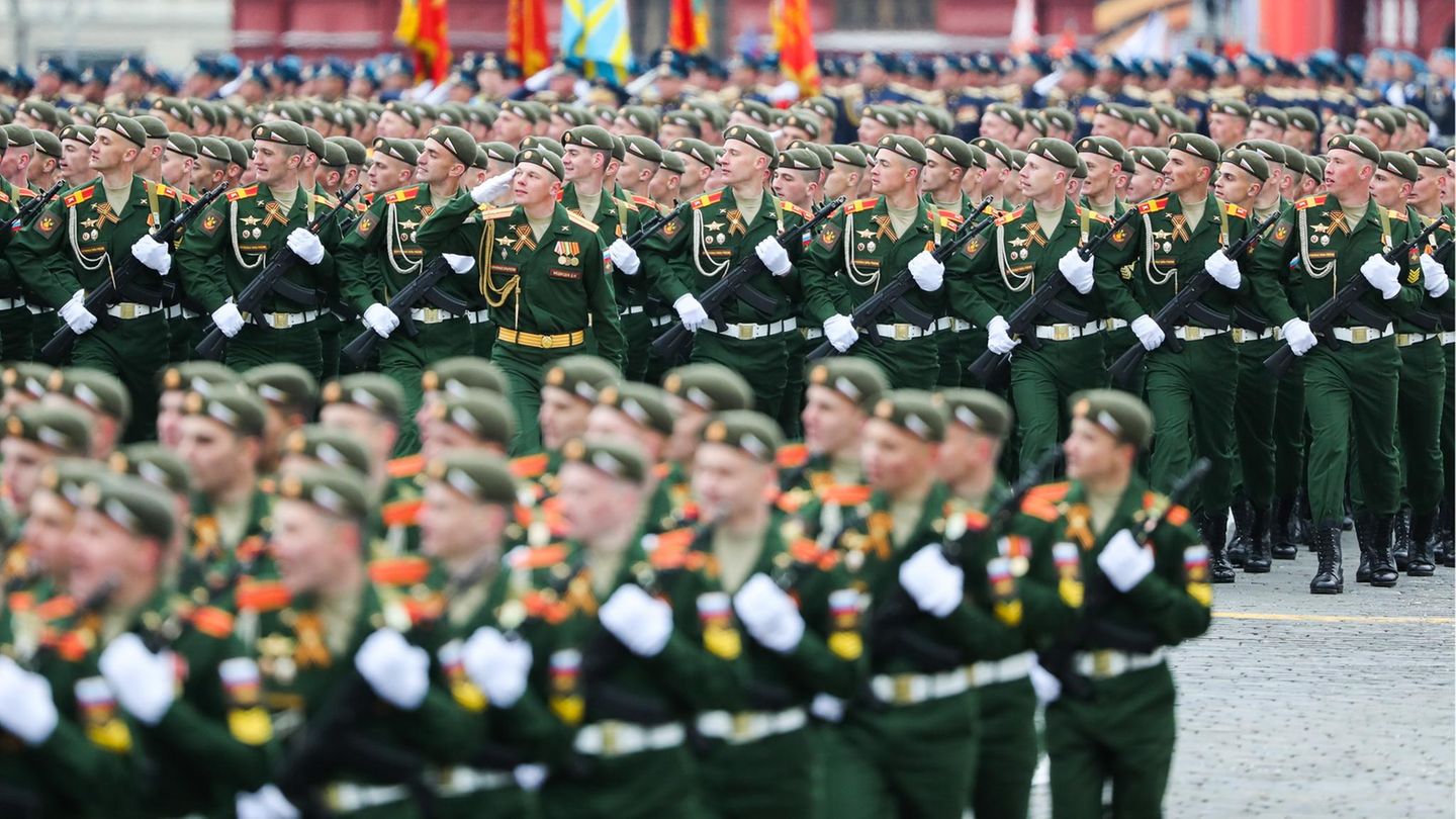 Nach einer Schweigeminute zum Gedenken an die Opfer des Krieges beginnt das große Schaulaufen. Soldaten verschiedenster Abteilungen der russischen Armee marschieren in strengen Formationen über den Roten Platz. 