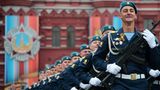 Ein Regiment der Luftlandetruppen erscheint auf dem Platz.