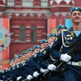 Ein Regiment der Luftlandetruppen erscheint auf dem Platz.