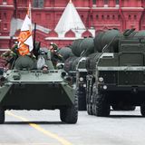 Das Militärorchester der Moskauer Garnison verlässt schließlich den Roten Platz und die Militärtechnik fährt auf. Hier rollt der Kampfpanzer T-14 Armata - Putins ganzer Stolz. 