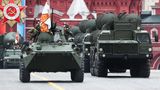 Das Militärorchester der Moskauer Garnison verlässt schließlich den Roten Platz und die Militärtechnik fährt auf. Hier rollt der Kampfpanzer T-14 Armata - Putins ganzer Stolz. 