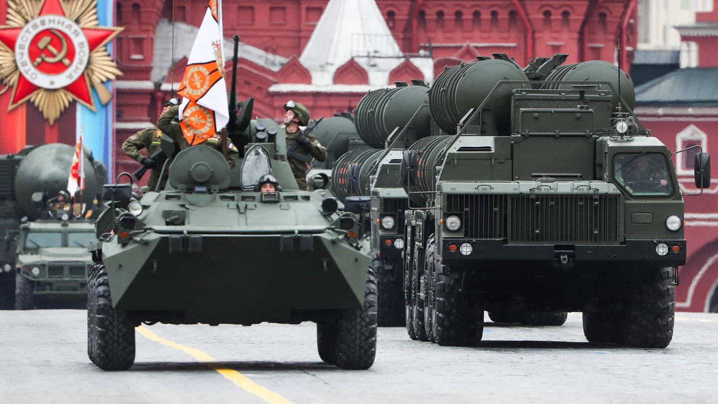 Das Militärorchester der Moskauer Garnison verlässt schließlich den Roten Platz und die Militärtechnik fährt auf. Hier rollt der Kampfpanzer T-14 Armata - Putins ganzer Stolz. 