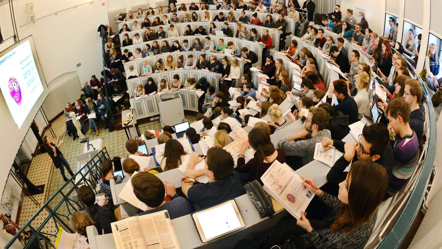 Studenten bei einer Anatomievorlesung im Hörsaal
