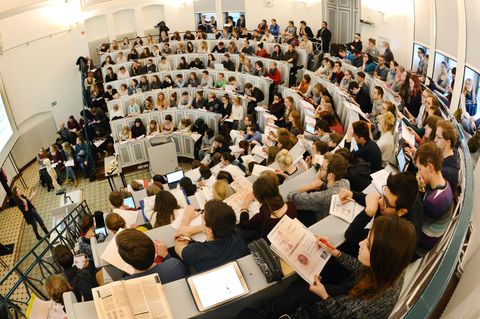 Studenten bei einer Anatomievorlesung im Hörsaal