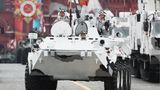 Erstmals erscheinen Arktis-Kriegsgeräte auf dem Roten Platz. Das Fla-Raketensysteme Tor-M2DT und der Panzer-SA wurden speziell für das Arktis-Klima gebaut.