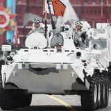 Erstmals erscheinen Arktis-Kriegsgeräte auf dem Roten Platz. Das Fla-Raketensysteme Tor-M2DT und der Panzer-SA wurden speziell für das Arktis-Klima gebaut.