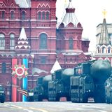 Atomare Waffen fehlen auch nicht. Die ballistische Interkontinentalrakete RS 24 Jars gehört zu den gefährlichsten Waffen im Besitz der russischen Streitkräfte. Was aber bei der diesjährigen Parade fehlt, sind Flugzeuge. Das Wetter ist schlecht, die Flugschau musste abgesagt werden.