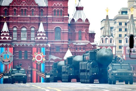 Atomare Waffen fehlen auch nicht. Die ballistische Interkontinentalrakete RS 24 Jars gehört zu den gefährlichsten Waffen im Besitz der russischen Streitkräfte. Was aber bei der diesjährigen Parade fehlt, sind Flugzeuge. Das Wetter ist schlecht, die Flugschau musste abgesagt werden.