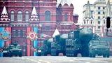 Atomare Waffen fehlen auch nicht. Die ballistische Interkontinentalrakete RS 24 Jars gehört zu den gefährlichsten Waffen im Besitz der russischen Streitkräfte. Was aber bei der diesjährigen Parade fehlt, sind Flugzeuge. Das Wetter ist schlecht, die Flugschau musste abgesagt werden.