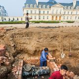 Arbeiter beenden den Bau des Château Zhang Laffitte Hotels, eine Replik des französischen Château de Maisons-Laffitte in Peking im Jahr 2005. Für das Projekt wurden Hunderte Bauernfamilien umgesiedelt, um für den Neubau Platz zu machen. Sie können sich jetzt für Niedriglohnjobs bewerben, um das Anwesen zu pflegen. 