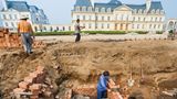 Arbeiter beenden den Bau des Château Zhang Laffitte Hotels, eine Replik des französischen Château de Maisons-Laffitte in Peking im Jahr 2005. Für das Projekt wurden Hunderte Bauernfamilien umgesiedelt, um für den Neubau Platz zu machen. Sie können sich jetzt für Niedriglohnjobs bewerben, um das Anwesen zu pflegen. 