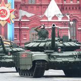 Die etwas älteren Panzer T-72B3 sind bei dem Spektakel ebenfalls dabei. 