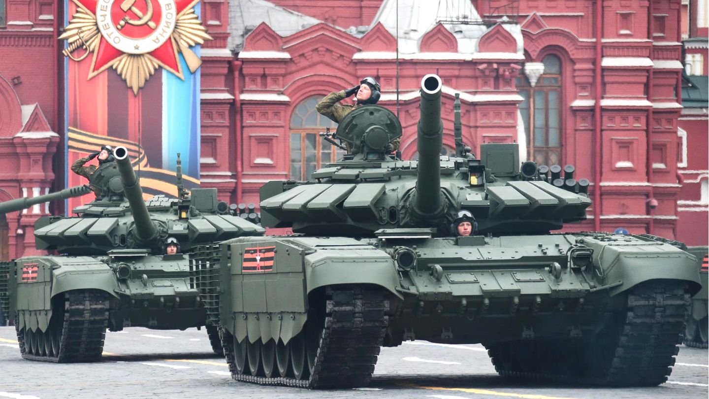 Die etwas älteren Panzer T-72B3 sind bei dem Spektakel ebenfalls dabei. 