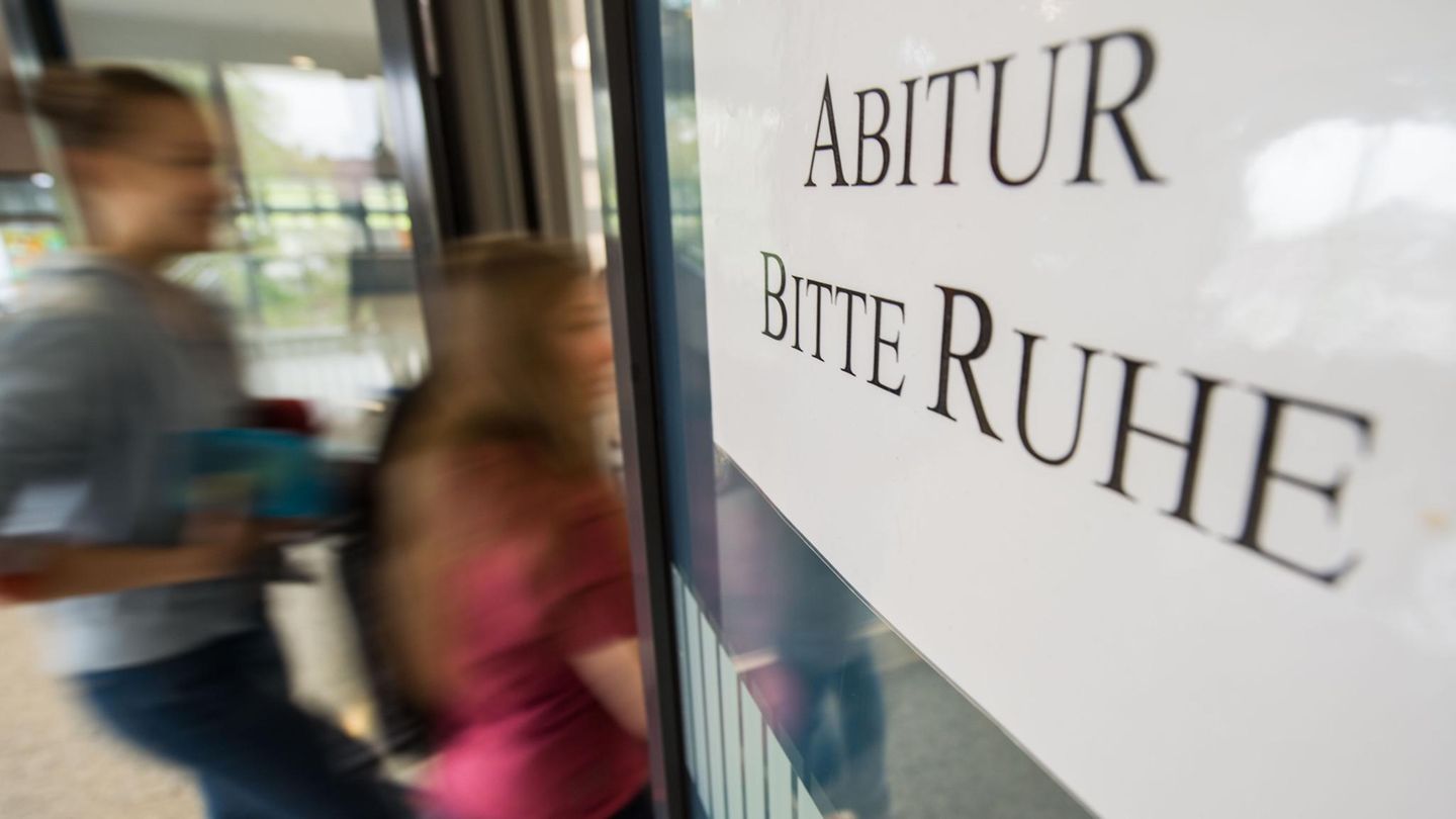 Ein Zettel, der an einer Eingangstür klebt, mit dem Aufdruck "Abitur bitte Ruhe"