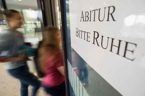 Ein Zettel, der an einer Eingangstür klebt, mit dem Aufdruck "Abitur bitte Ruhe"