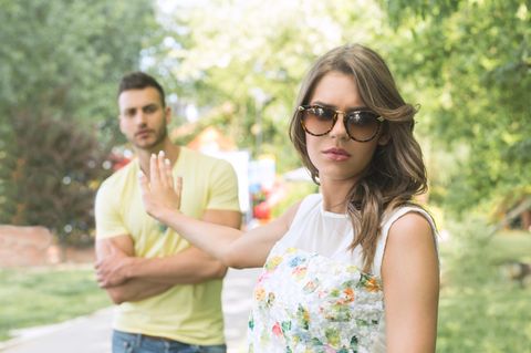 Frau wendet sich von Mann ab