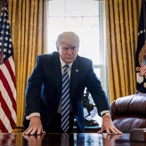Donald Trump steht im Oval Office