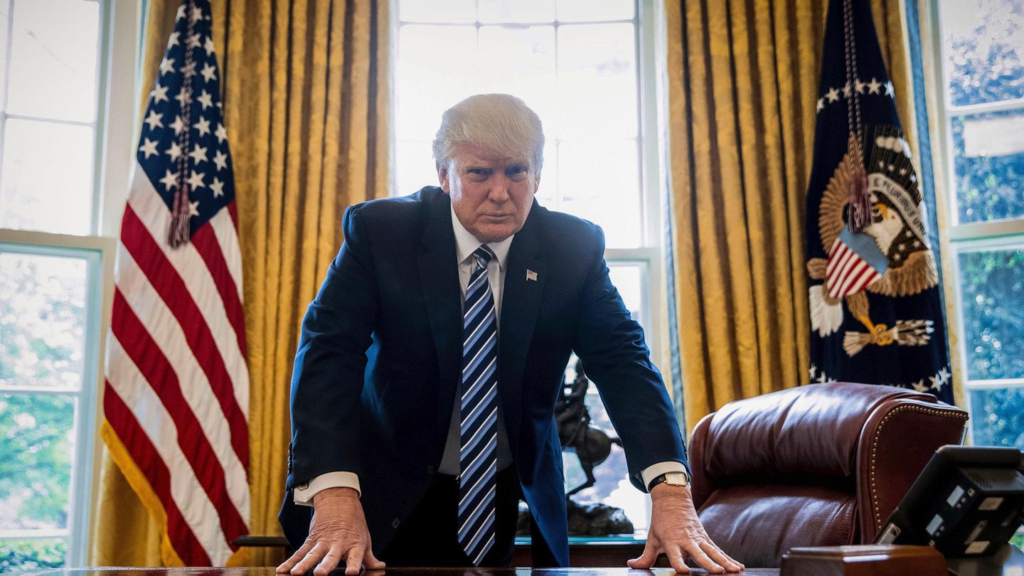 Donald Trump steht im Oval Office