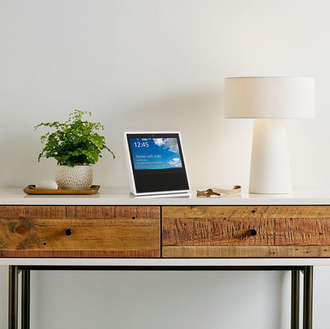 Der Bildschirm-Echo Amazon Echo Show steht auf einem Tisch
