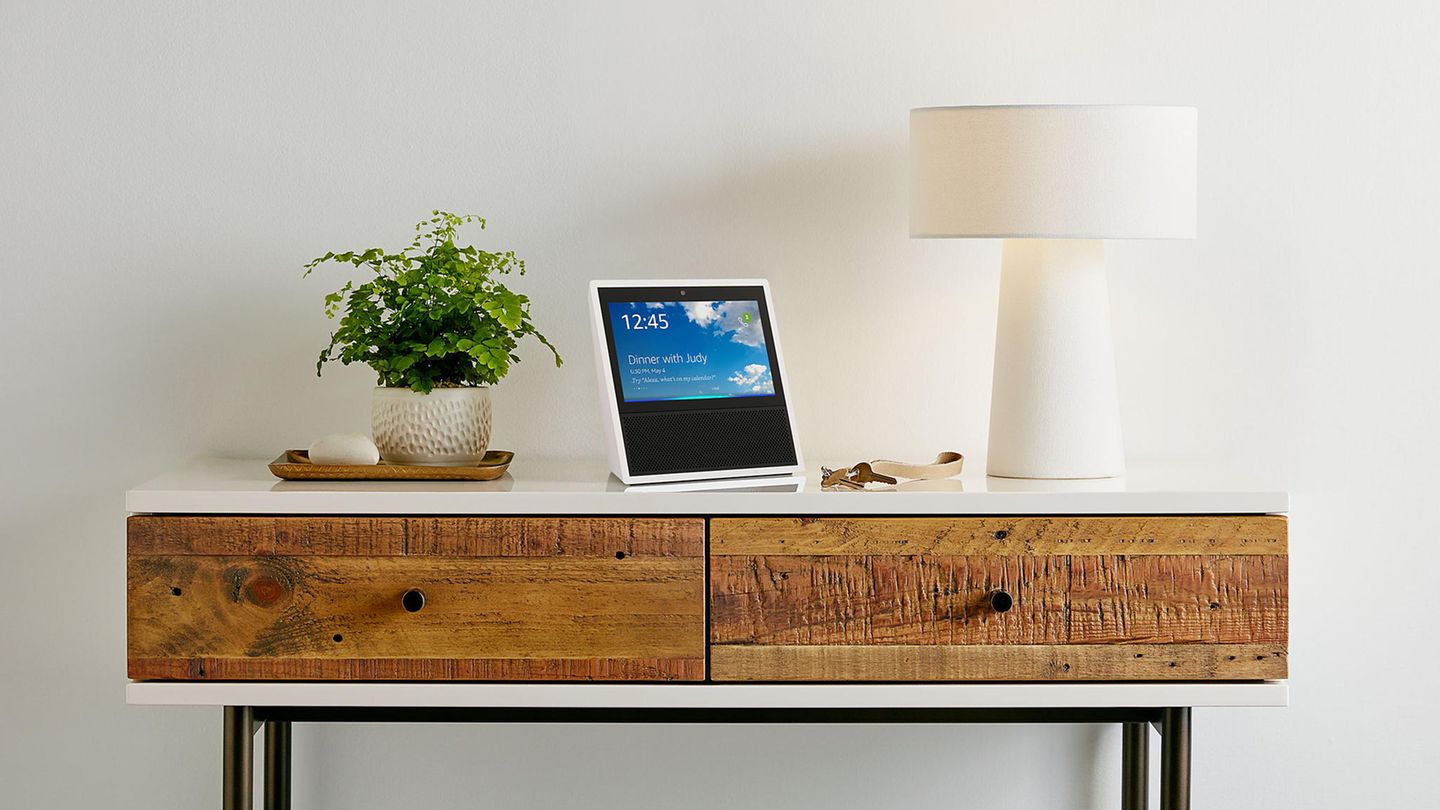 Der Bildschirm-Echo Amazon Echo Show steht auf einem Tisch