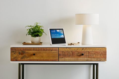 Der Bildschirm-Echo Amazon Echo Show steht auf einem Tisch