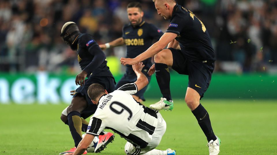 Juventus gegen Monaco in der Champions League: Glik tritt auf Knie von Higuain