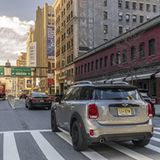 Der Mini Cooper S E Countryman All4 beschleunigt in 6,8 Sekunden auf Landstraßentempo