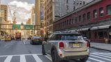 Der Mini Cooper S E Countryman All4 beschleunigt in 6,8 Sekunden auf Landstraßentempo