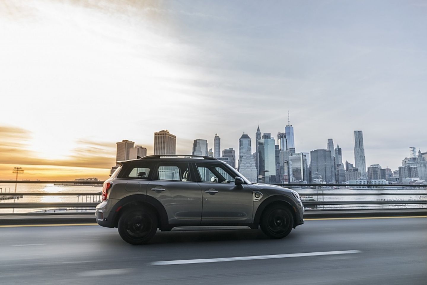 Auf den Highways rings um New York funktioniert das Zusammenspiel der beiden Antriebseinheiten sehr gut