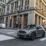 Die Höchstgeschwindigkeit des Mini Cooper S E Countryman All4 beträgt 198 km/h