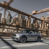 Sobald die Batterie leer ist, müht sich der Dreizylinder nach Kräften