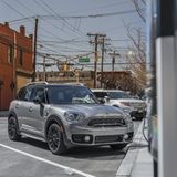 Mit der Wallbox ist der Mini Cooper S E Countryman All4 in zweieinhalb Stunden wieder aufgetankt