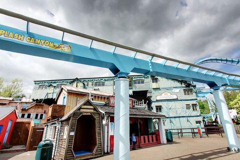 Wildwasserbahn im Drayton Manor Themenpark