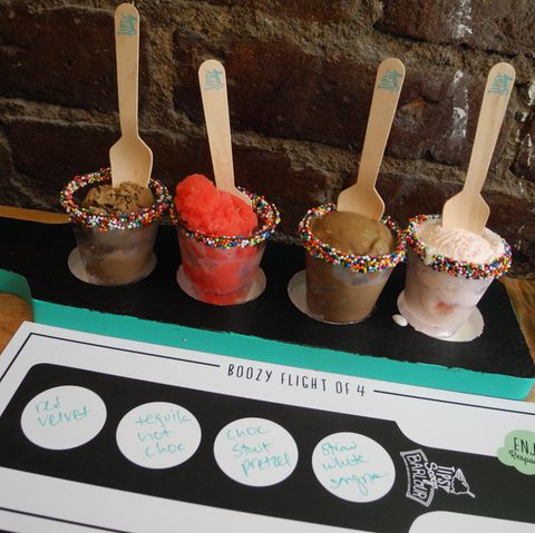 Mehrere Sorten Alkohol-Eiscreme stehenin der New Yorker Eisdiele "Tipsy Scoop"