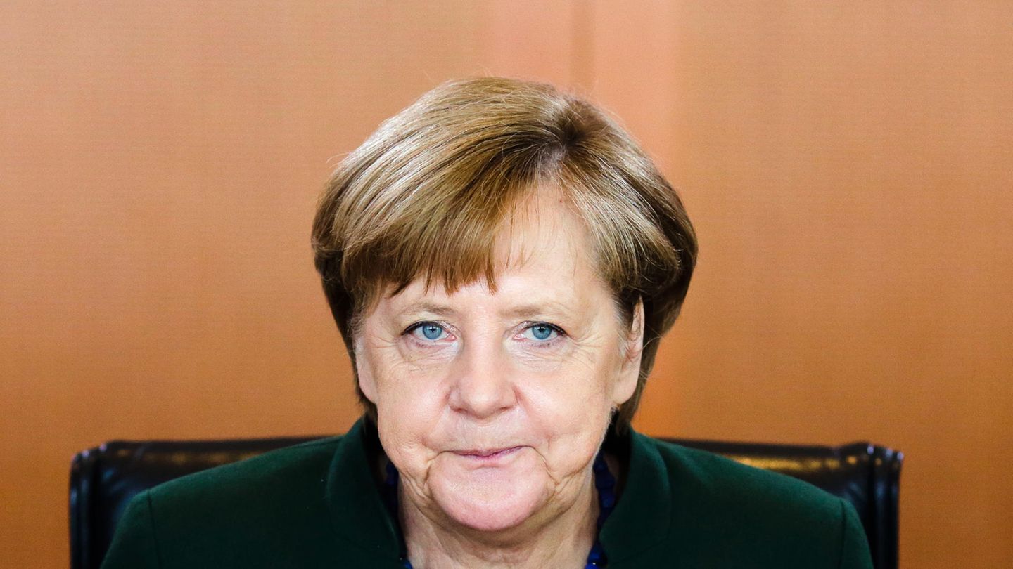 Ausgerechnet die Frage nach dem Feminismus ist es, die Deutschlands erste Bundeskanzlerin ins Schwimmen bringt.