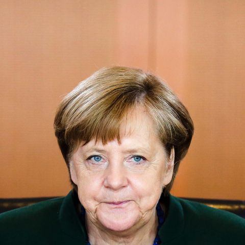 Ausgerechnet die Frage nach dem Feminismus ist es, die Deutschlands erste Bundeskanzlerin ins Schwimmen bringt.