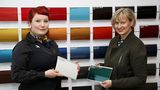 Astrid Göring (links) und Susanne Gerken sind bei VW mit für die Auswahl der Farben und Materialien verantwortlich.