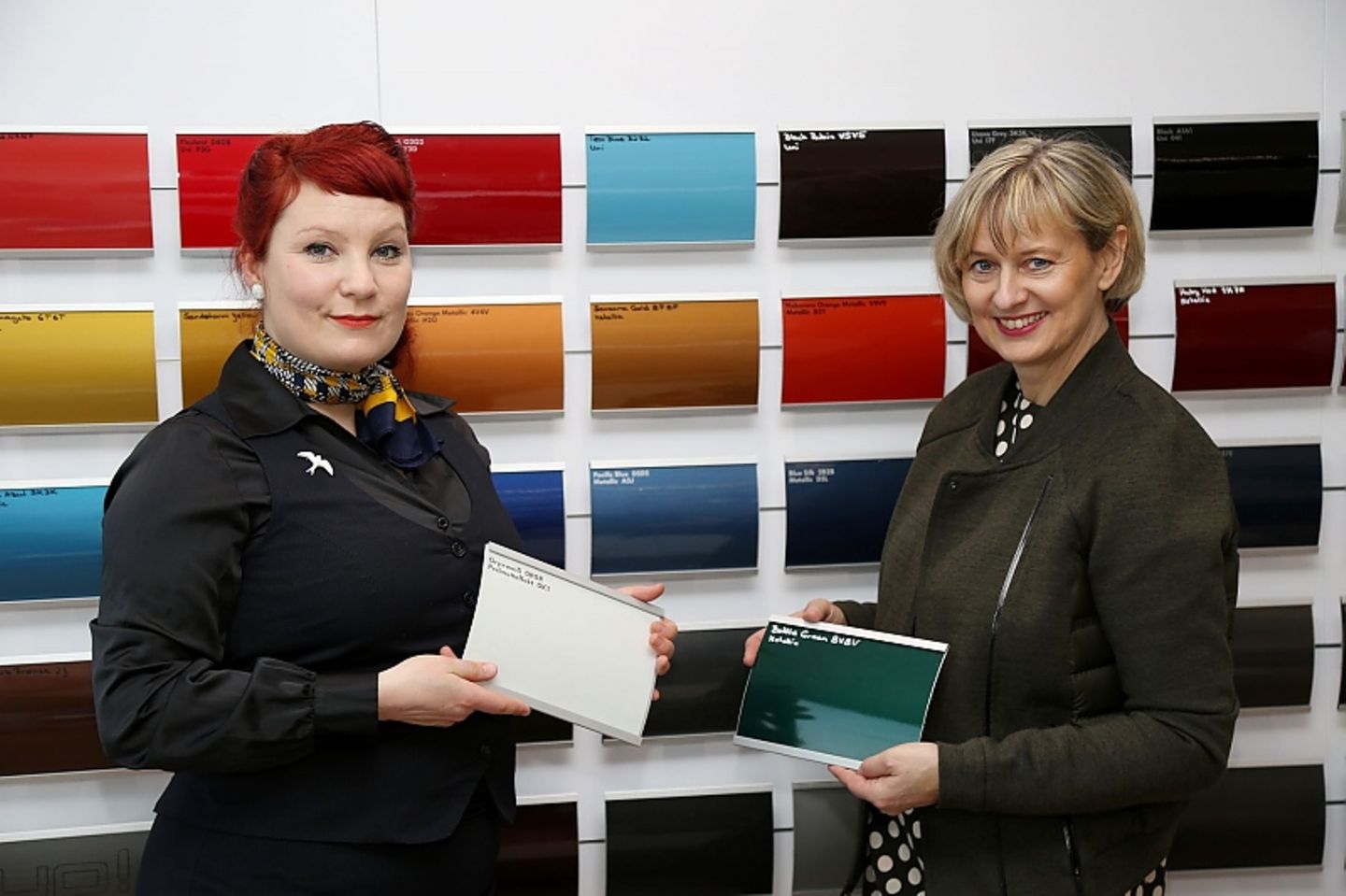 Astrid Göring (links) und Susanne Gerken sind bei VW mit für die Auswahl der Farben und Materialien verantwortlich.