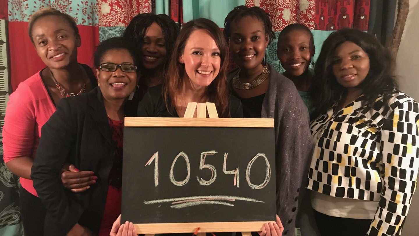 Carolin Kebekus zusammen mit weiblichen afrikanischen Comedians, die sich an der One-Aktion #GirlsCount beteiligen.