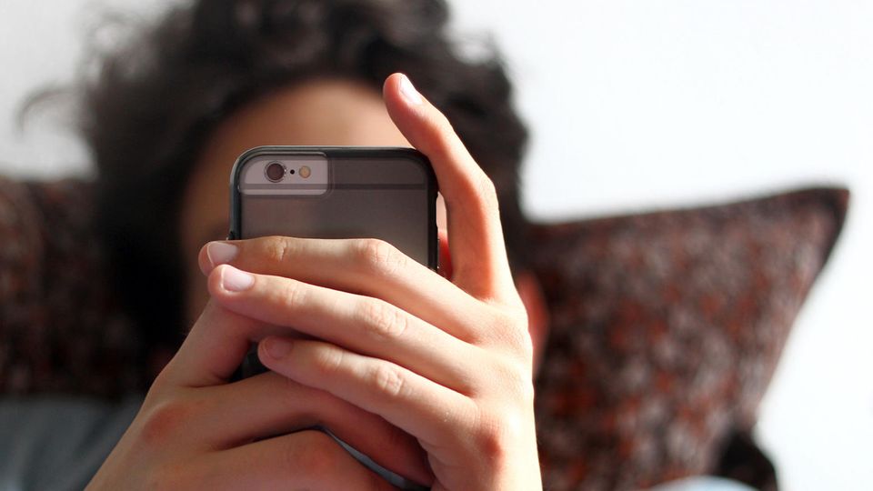 NEON Unnützes Wissen: So viele Amerikaner nutzen ihr Smartphone beim Sex - zehn skurrile Fakten zu Handys NEON Unnützes Wissen: So viele Amerikaner nutzen ihr Smartphone beim Sex - zehn skurrile Fakten zu Handys