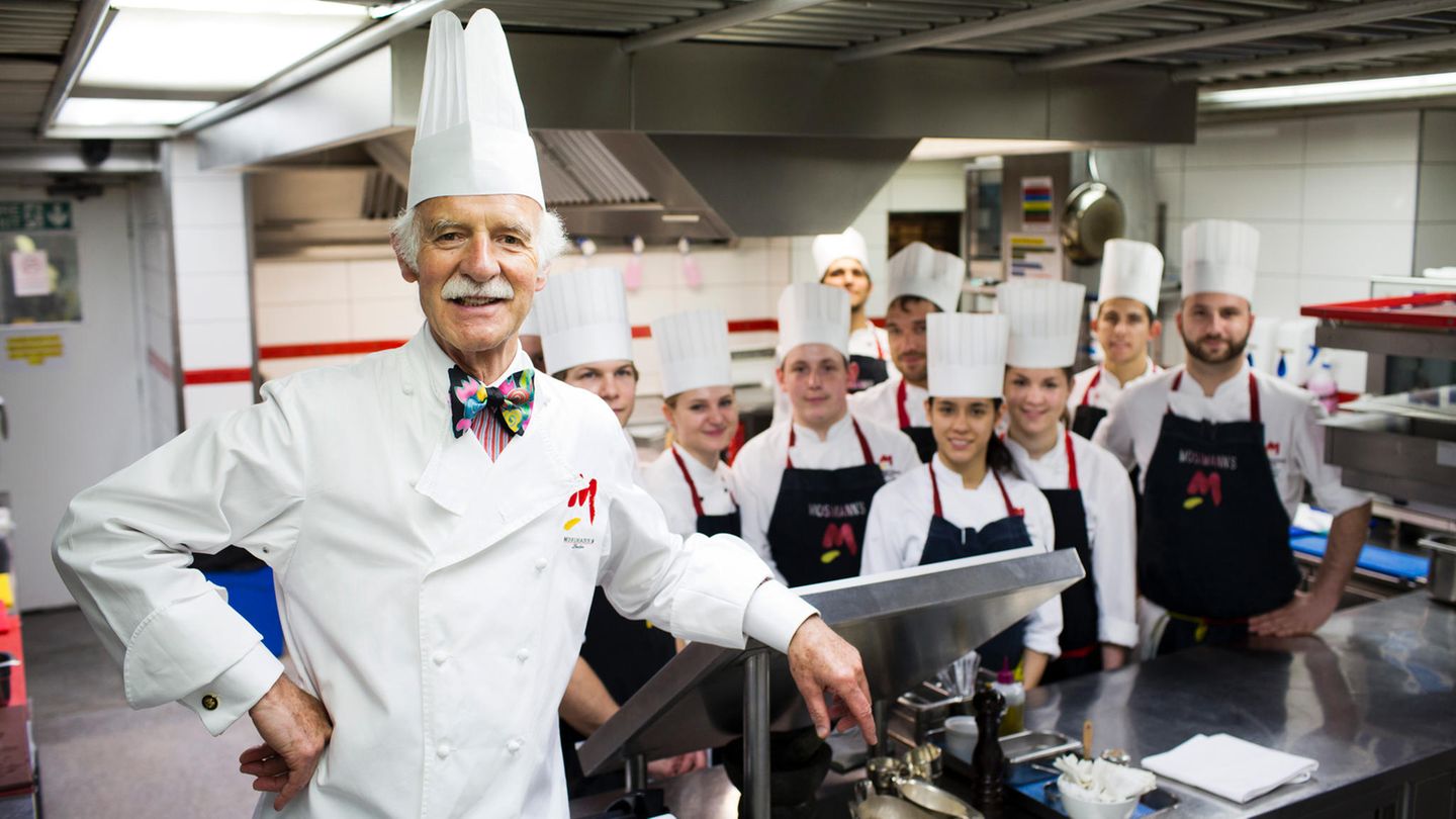 Anton Mosimann in der Küche seines Londoner Club-Restaurants mit seinen Angestellten